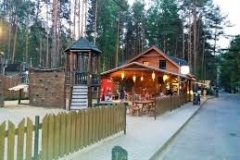 Hlavní ulice s restauracemi a obchudký - Pod Borným